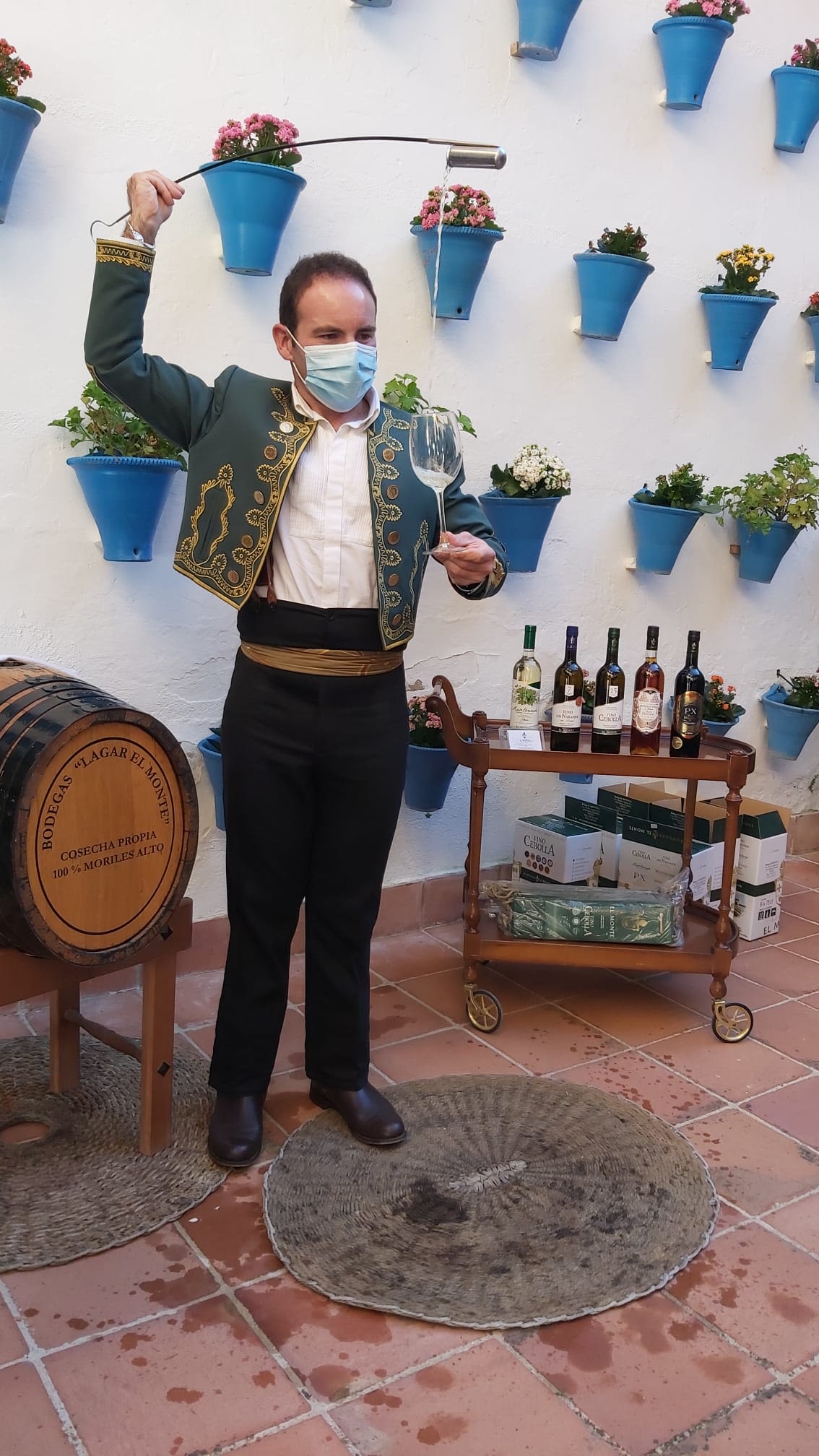 Venenciador sirviendo el vino fino.