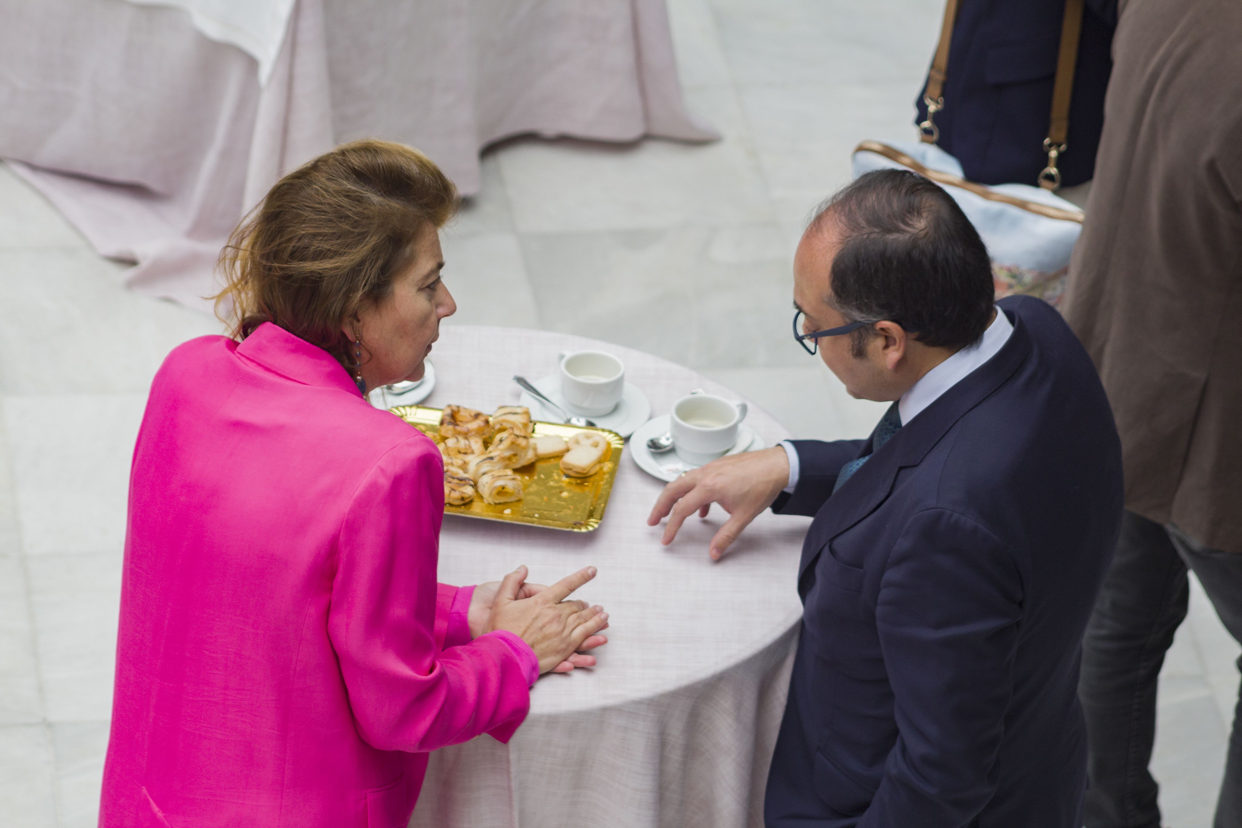 Dos congresistas charlando en una pausa café.